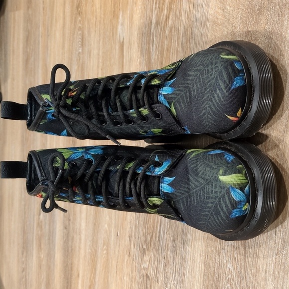 πππΈβ‘οΈDr. Martens Castel Black Boots with Floral Design Women's size 5πππΈβ‘οΈ - Picture 2 of 10